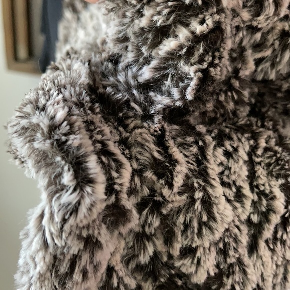 Soft fluffy warm scarf - Picture 4 of 6